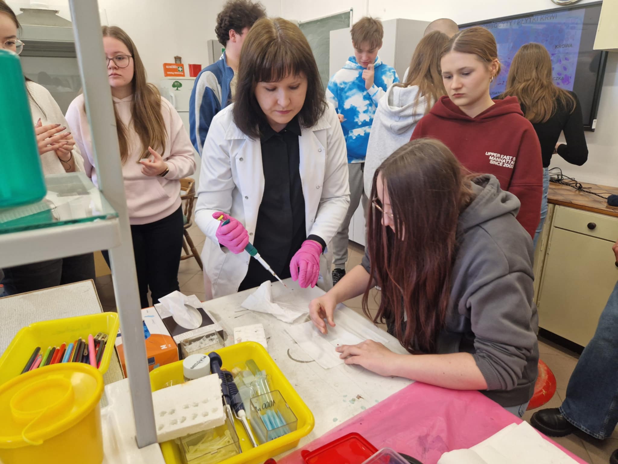 Zajęcia laboratoryjne z biologii na Wydziale Nauk Ścisłych i Przyrodniczych UwS.